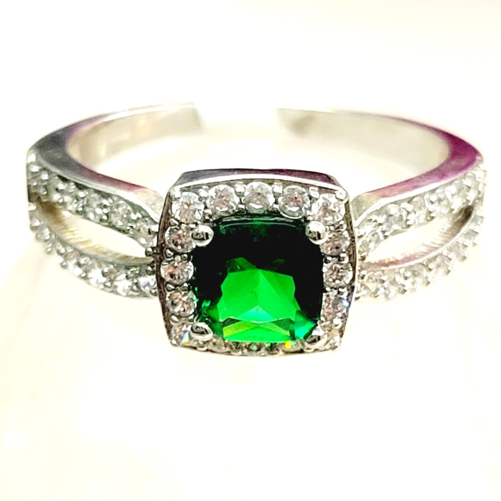 💍2 for $20 NWT Fragrant Jewels Green Swarovski Crystal Ring
